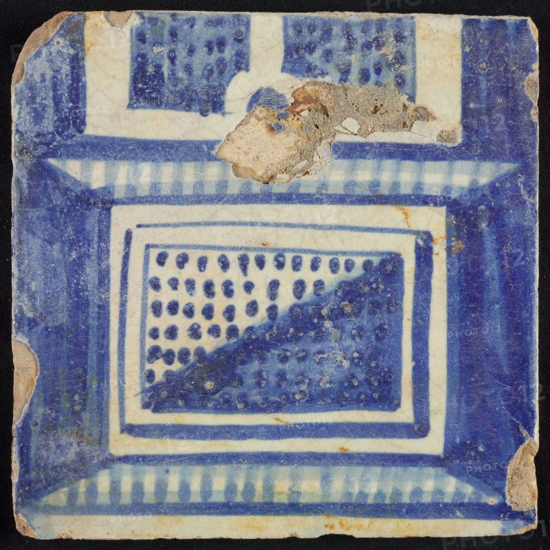 Tile of chimney pilaster, blue on white, bottom of column with basement, compartment with dots, chimney pilaster tile pilaster