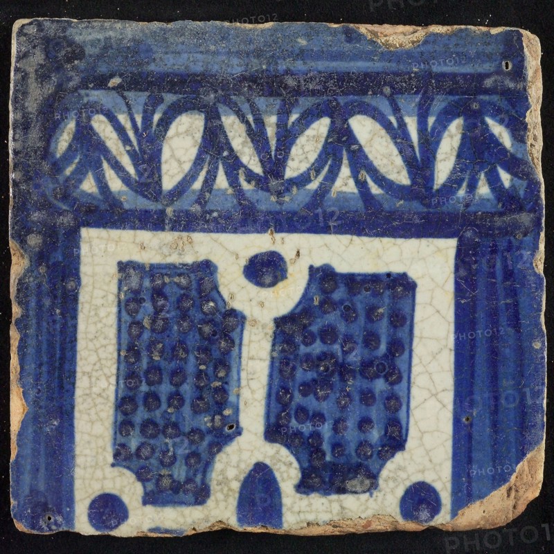 Tile of chimney pilaster, blue on white, bottom of column with basement with leaf motif, compartment with dots, chimney pilaster
