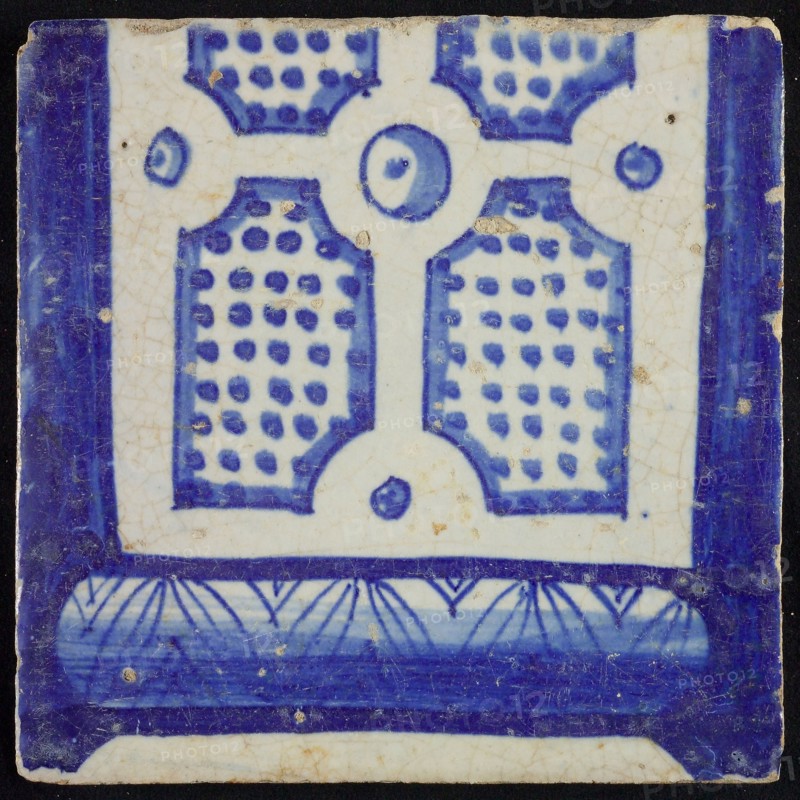 Tile of chimney pilaster, blue on white, bottom of column with basement, compartment with dots, chimney pilaster tile pilaster