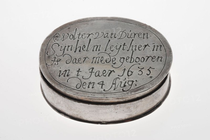 Oval silver helmet box with inscription Wolter van Duren, his helmet is in here, is there with him, in t jaer 1635 den 4 aug