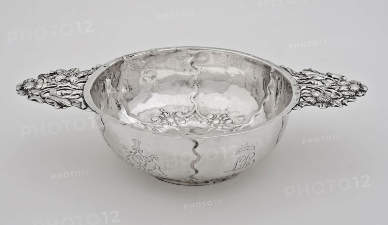Silver brandy bowl, brandy bowl bowl holder silver, ears) 23,0, stamped decoration engraved cast Round low bowl with narrow flat