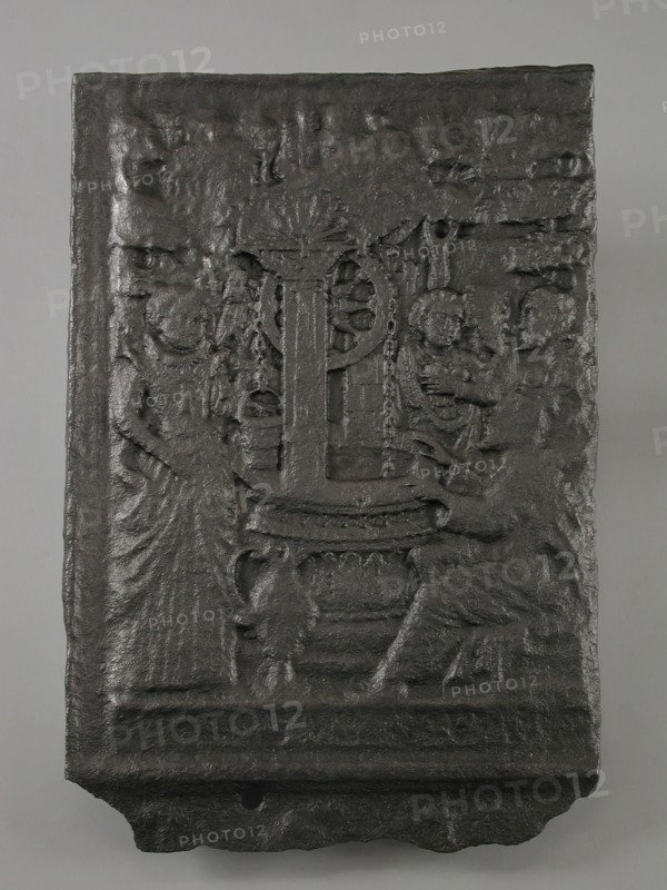 Fireback with biblical representation: Jesus with Samaritan woman at the well, fire place, cast Rectangular fireplace with image