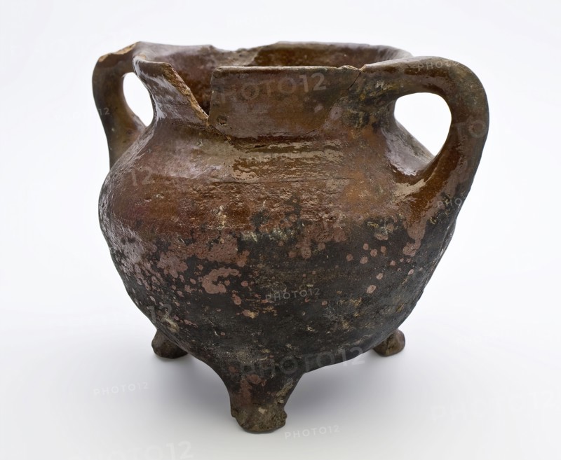 Earthenware grape, pouch model on three legs, sloping neck edge and two hook ears, grape cooking pot tableware holder utensils