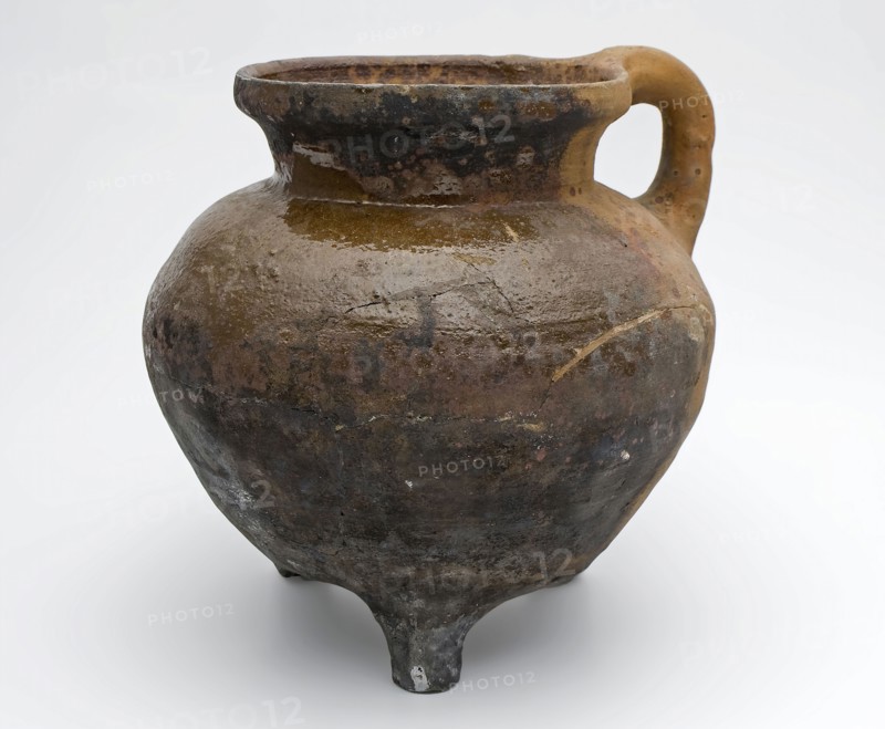 Pottery cooking jug, grape-model, on three legs, one sausage ear, pouch-shaped, grape cooking pot tableware holder utensils