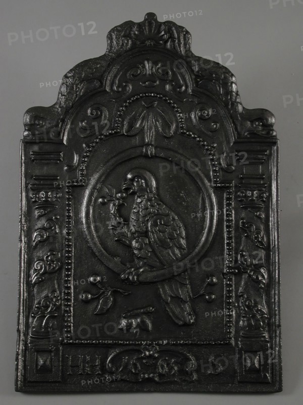 Hob with parrot in ring, cast Rectangular hob with bow In the middle parrot with branch with berries. Around broad border