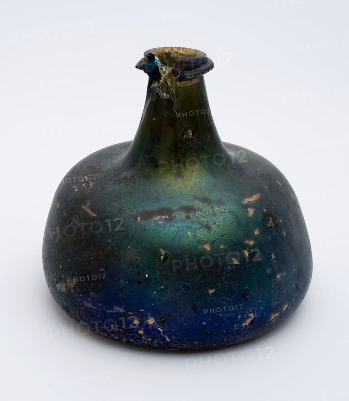Small bell-bellied bottle, belly bottle bottle holder soil find glass, bottom. Body with almost straight up wall