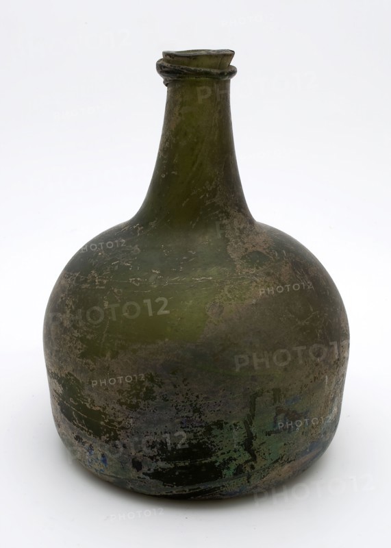 Belly bottle, clock model, bottle holder soil found glass, neck with imposed all-round convex glass thread and flattened lip