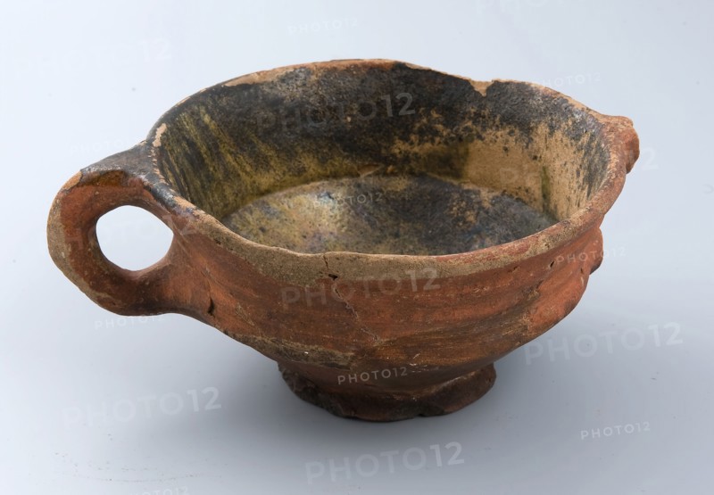 Round bowl with standing ears, rotating around shoulder, papkom bowl crockery holder soil find ceramic earthenware glaze lead