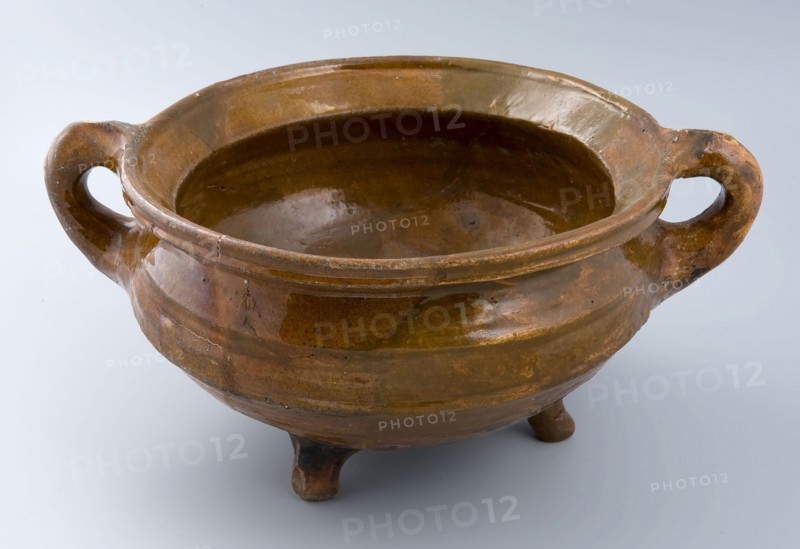 Pottery cooking pot with wide top edge, two band ears, on three legs, cooking pot crockery holder kitchenware soil find ceramics
