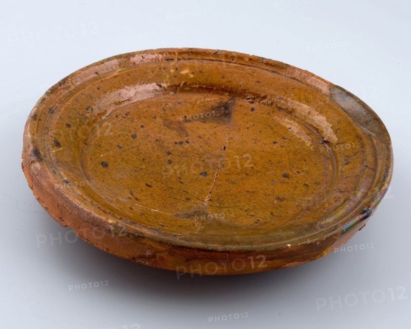 Pottery plate on stand fins, curled plate edge, plate crockery holder soil find ceramic earthenware glaze lead glaze, hand