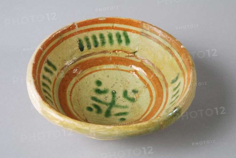 Pottery comes on small stand, gray shard, with circles and stripes in silt decoration, bowl bowl tableware holder soil find