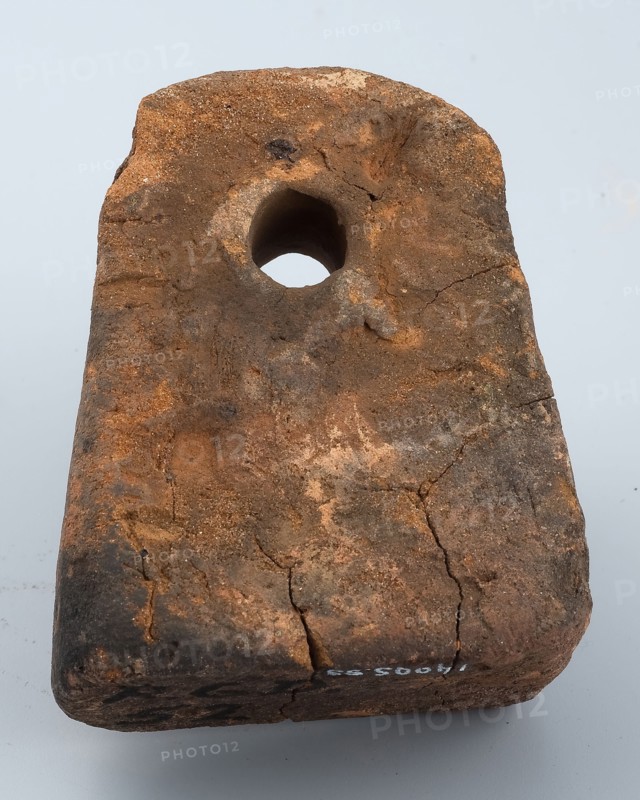 Red earthenware reinforcement, triangular with round head and hole, net reinforcement weighting soil finding ceramic earthenware