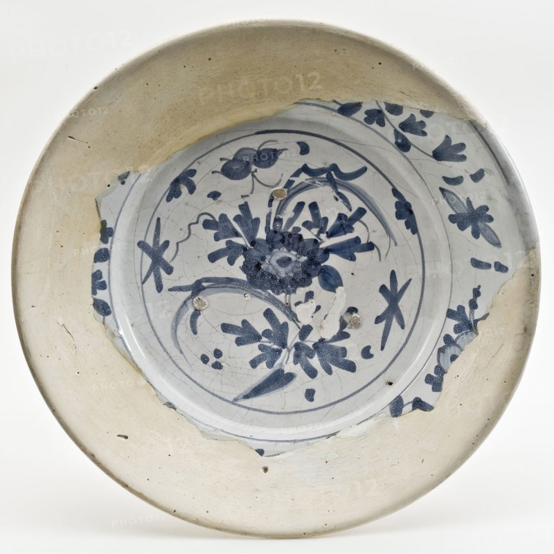 Majolica dish, deep model, with floral pattern in blue on white background, dish plate crockery holder soil find ceramic
