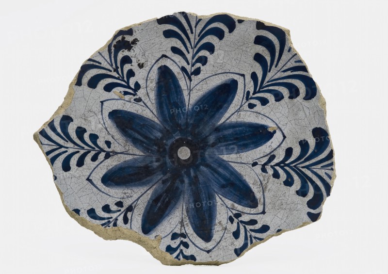 Soul of majolica dish with large, blue flower figure in the mirror, dish plate board plate soil find ceramic earthenware glaze