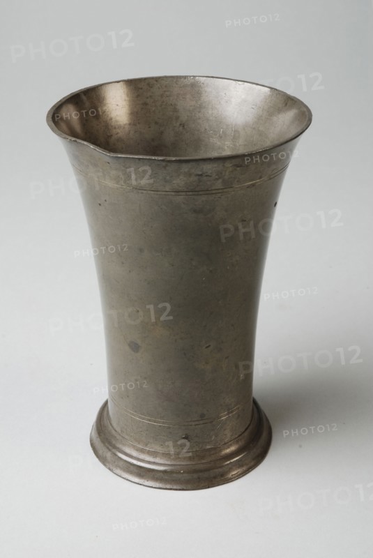 Tinsmith: Johannes Daniël Druy, Funnel-shaped sacrament cup, liturgical cup liturgical container holder tin, molded Two