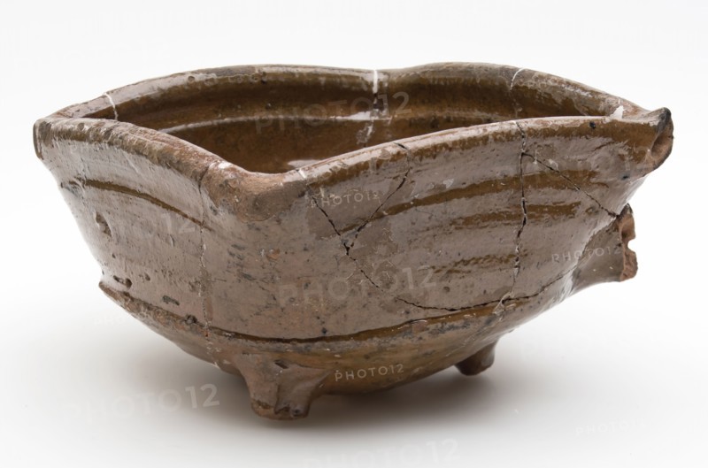 Pottery test on three legs, round side wall and square top edge, fire test test stain soil find ceramic earthenware glaze lead