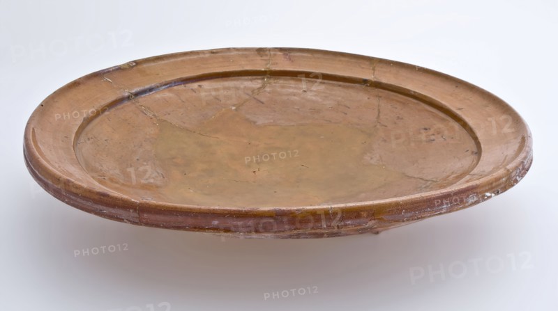 Pottery dish on three fins, bottom unglazed, dish crockery holder soil find ceramic earthenware glaze lead glaze, hand turned