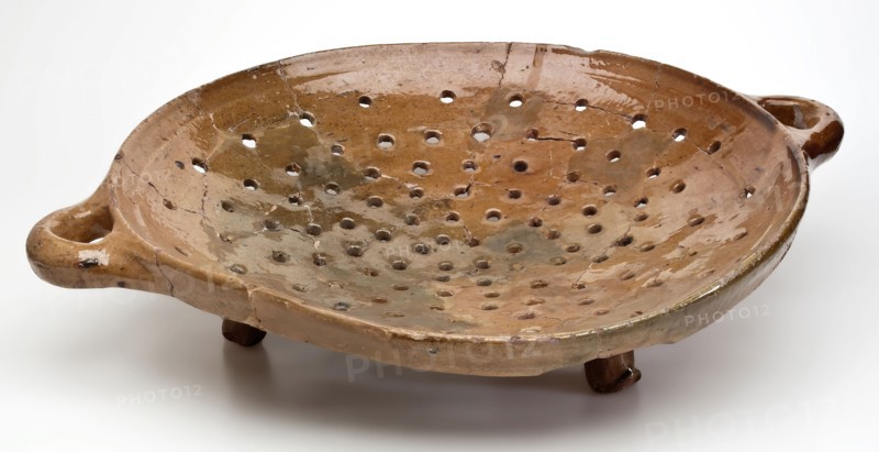 Colander of red earthenware on three legs, two lying sausage ears, colander kitchen equipment earthquake ceramic earthenware
