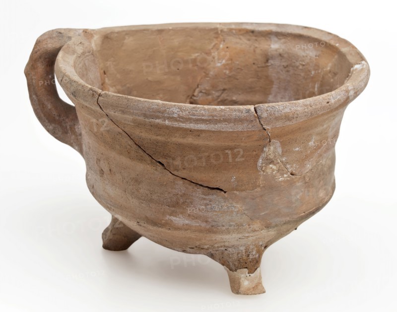 Pottery test, round model on three legs with standing ear, unglazed, fire test test heating soil finding ceramics pottery, hand