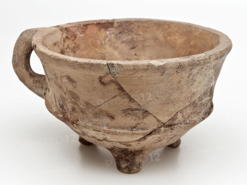 Pottery test, round model on three legs, standing ear, unglazed, fire test test heating floor finding ceramic earthenware, hand