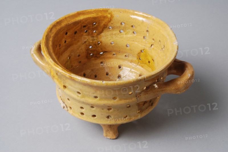 Yellow colander, cheese mold, on three legs with two reclining ears, high model, colander cheese shape kitchen utensils