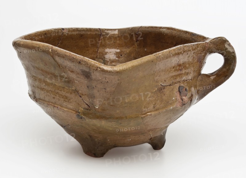 Test of red earthenware, square model with round bottom, on three legs, bandoor, test fire test heating floor finding ceramic