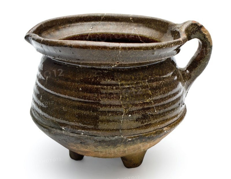 Pottery cooker with pinched ear, rings, spout, on three legs, cooking pot tableware holder utensils earthenware ceramics