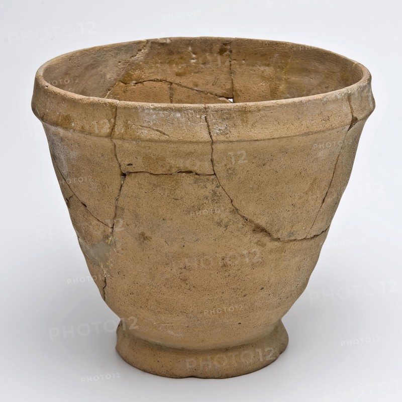 Pottery flowerpot, one hole in the bottom, tapered, foot, flower pot holder soil find ceramic pottery, hand-twisted pierced