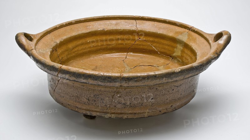 Pottery cooking pot on three legs, low and wide model with two angled hook ears, cooking pot tableware holder utensils