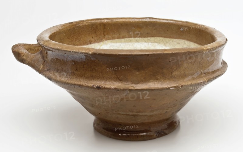Earthenware pap bowl with lying sausage ear, internal yellow glazed, papkom bowl crockery holder soil find ceramics earthenware