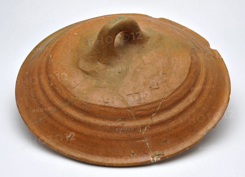Pottery, in-line, round lid with complemented ear, lid closure soil find ceramic earthenware glaze lead glaze, hand turned set