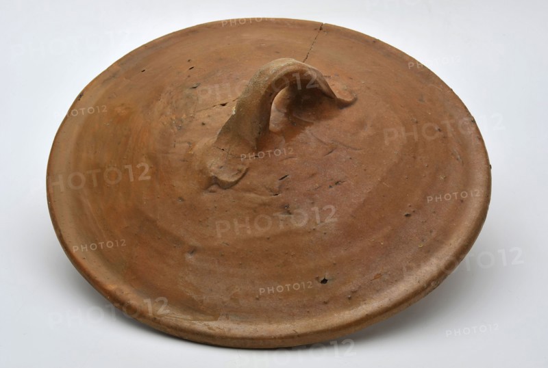 Brown earthenware lid with lying ear, glazed, lid closure soil found ceramic earthenware glaze lead glaze, hand turned set