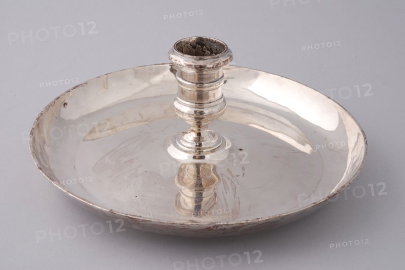 Silversmith: Hendrik van Beest, Round silver sconce, sconce candlestick stand lighting medium, hammered cast Smooth round saucer