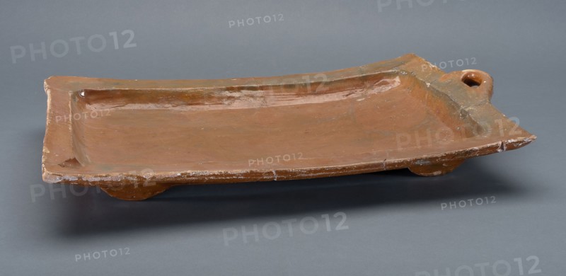 Earthenware grease trap on four fin legs, with ear and pouring gutter, grease trap baking utensil holder soil find ceramic