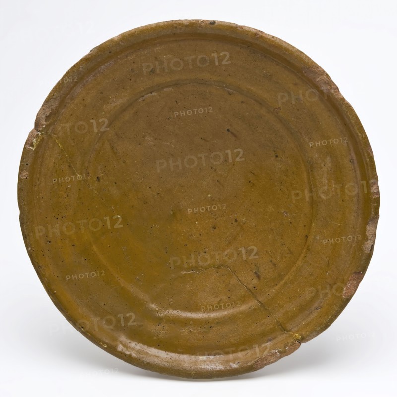 Small earthenware plate on stand or salt plate, salt-dish crockery holder earth discovery ceramic earthenware glaze lead glaze