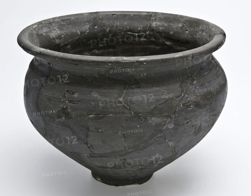 Pottery pot on small standing surface, black shard, round and round with outstanding neck edge, pot holder soil found ceramic