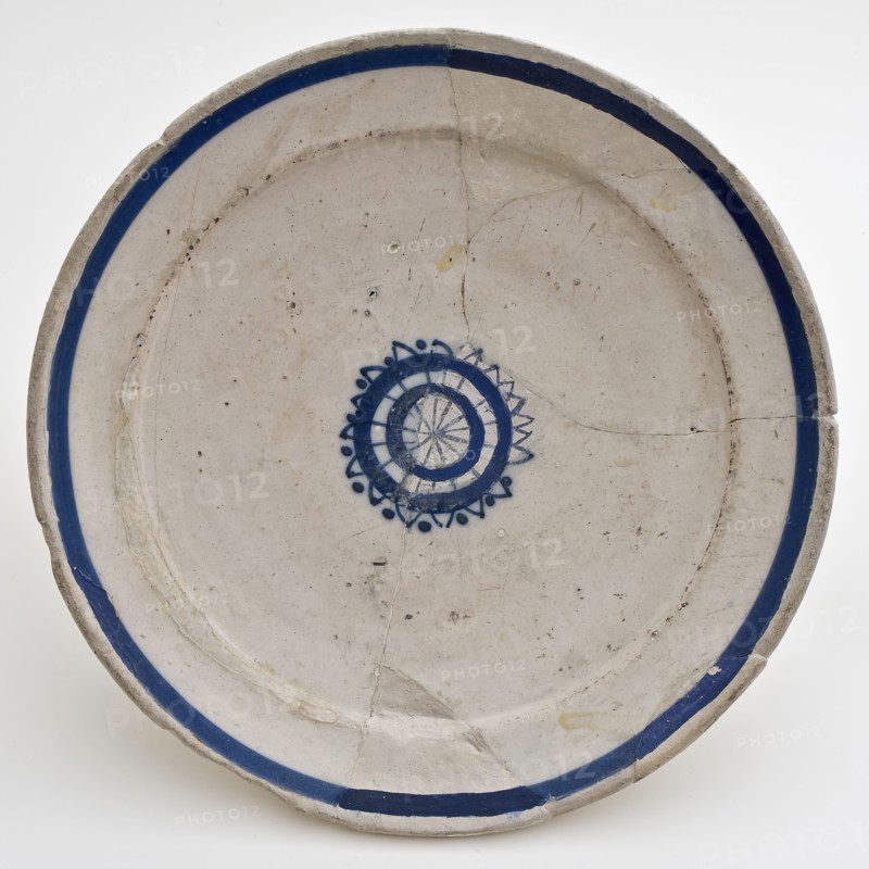 Faience plate on stand, blue decor, small rosette and stripe along the edge of the flag, plate crockery holder soil find ceramic