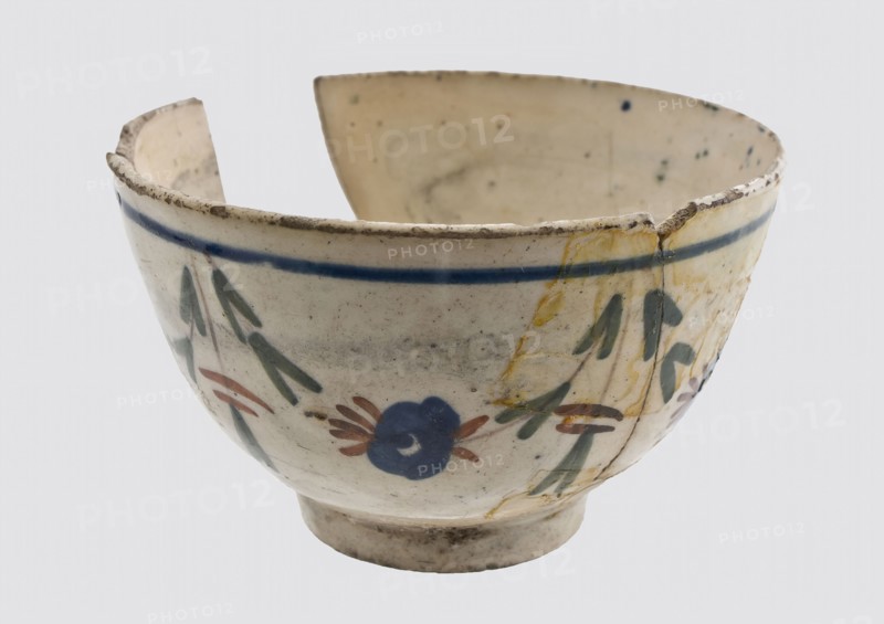 Tea bowl with simple colored flower garlands on the outside wall, bowl crockery holder soil find ceramic porcelain glaze