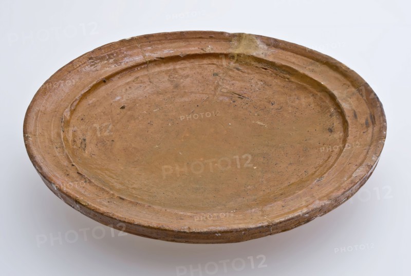 Pottery plate on three fins, bottom unglazed, plate dish crockery holder soil find ceramic earthenware glaze lead glaze, hand