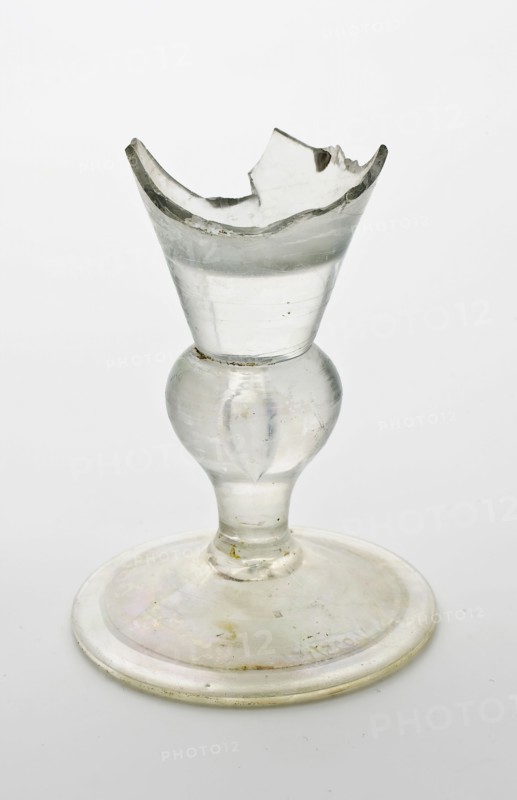 Foot fragment flute glass, folded foot edge, knob with air bubble in trunk, pontilmark, flute glass glass soil find glass, free