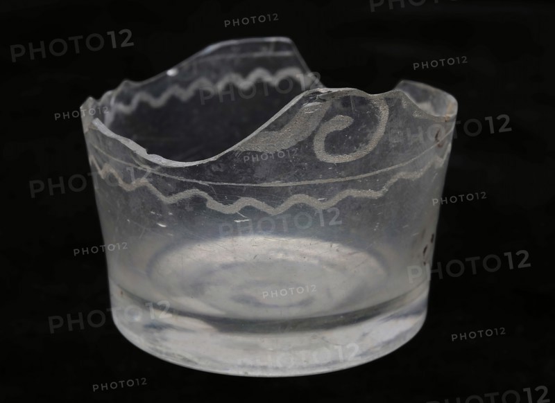 Bottom fragment beaker, clear glass, radgravering, pontilmark, beaker glass container holder soil find glass, in shape blown