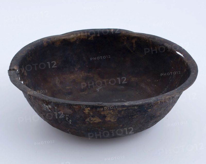 Small bronze shell on standing surface with outstanding, flat upper edge, bowl bowl soil found bronze metal, casted bronze