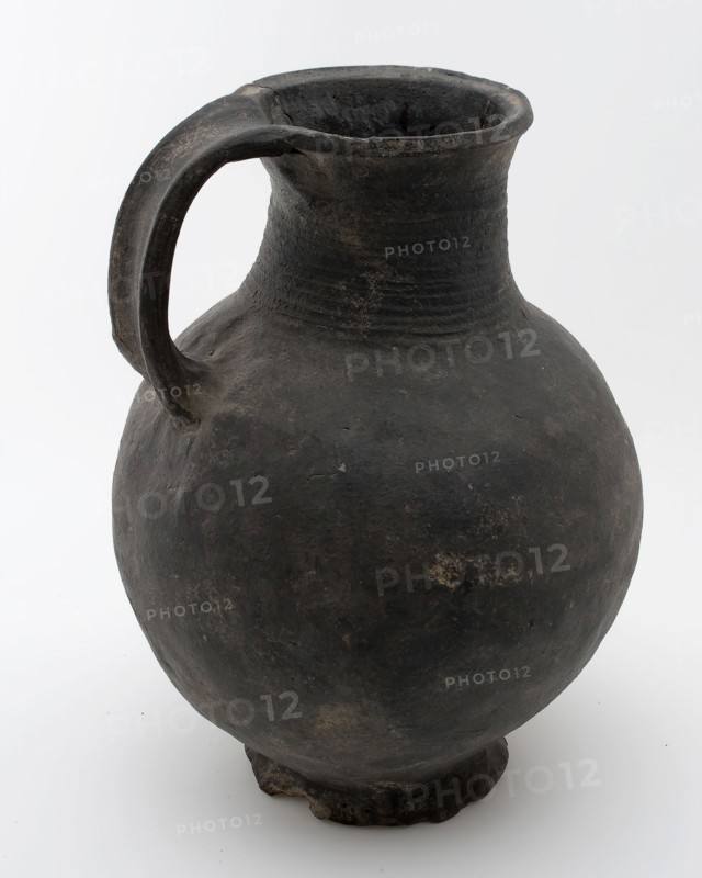 Gray pottery jug be used on lightly-pierced stand ring, with ear, rings around the neck, water jug crockery holder soil find