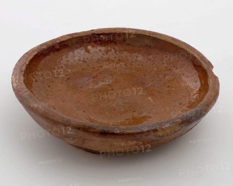 Small earthenware dish, red shard, partly glazed, on three pinched toes, dobbelier dish crockery holder soil find ceramic