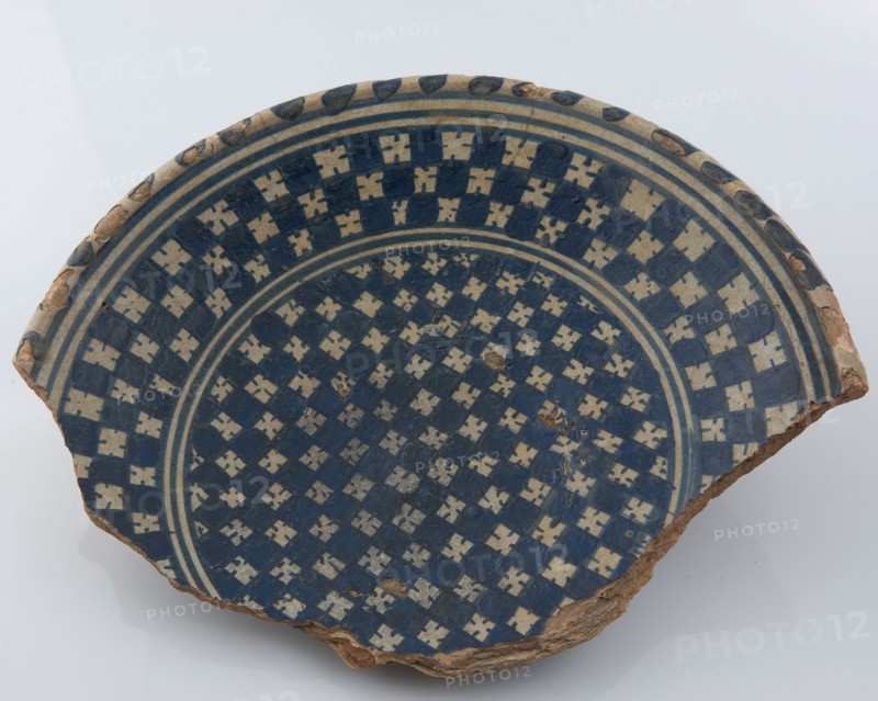 Fragment majolica plate, chessplate motif on the middle and the edge, cable edge, plate crockery holder soil find ceramic