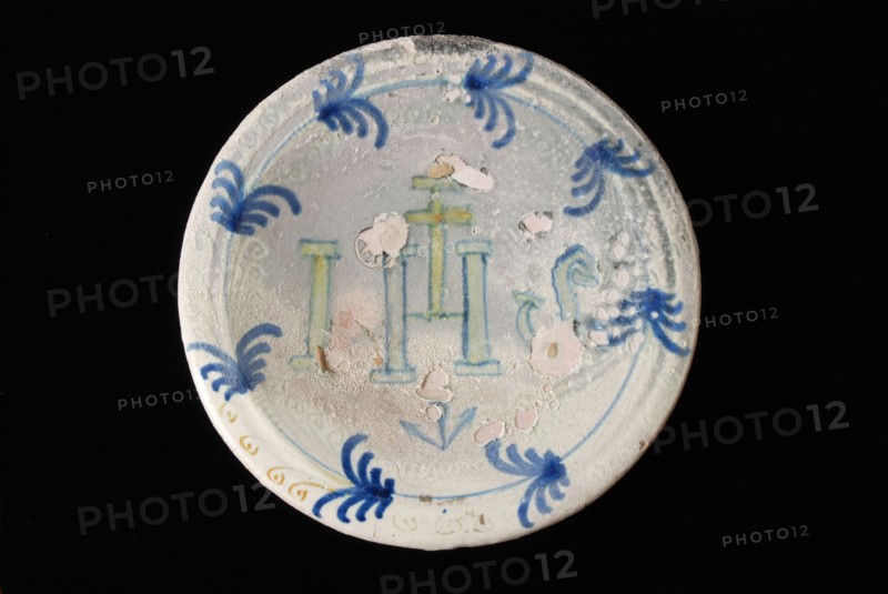 Pottery majolica dish with IHS, misbaksel, dish crockery holder soil find ceramic earthenware glaze tin glaze lead glaze, hand