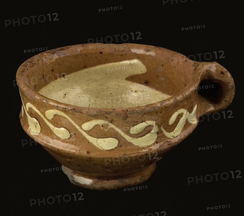 Pottery test on stand ring with standing bandoor and sludge decoration, test fire test heating soil discovery ceramics