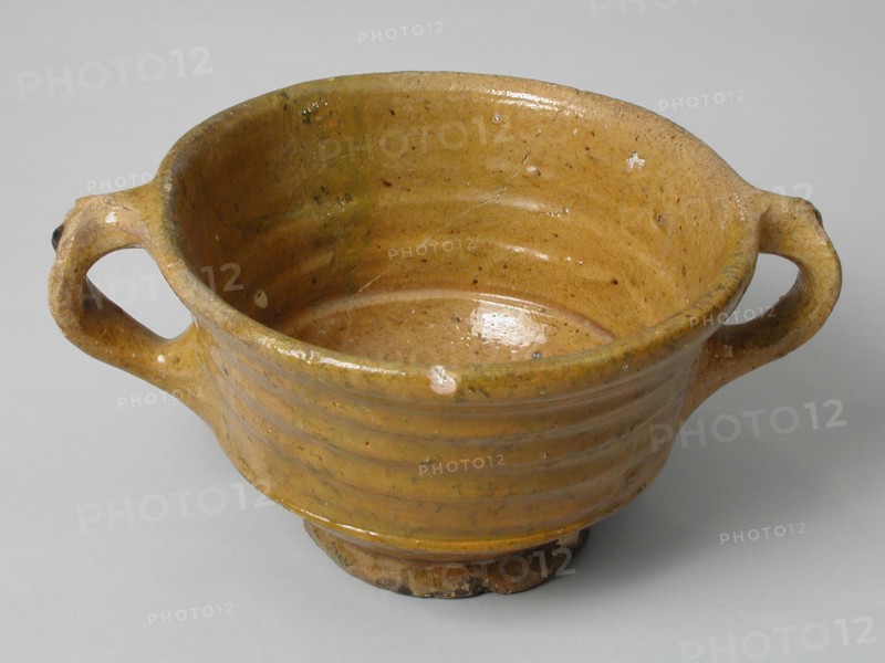 Dish with two ears on small stand ring, red pottery, papkom bowl crockery holder soil find ceramics earthenware glaze lead glaze