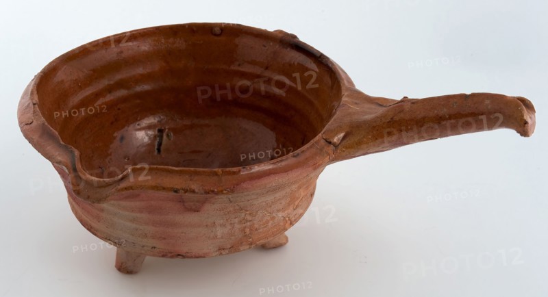 Pottery saucepan on three legs, with pouring clip and handle, sloping sidewall with rings, saucepan pan holder kitchen utensils