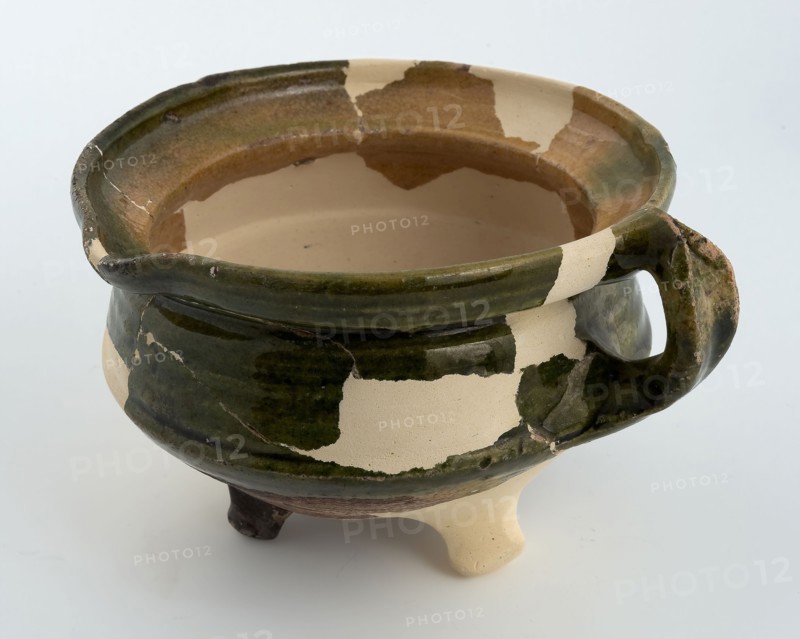 Pottery cooking jug on three legs, wide neck opening, white shard, with pouring lip and band, cooking pot crockery holder